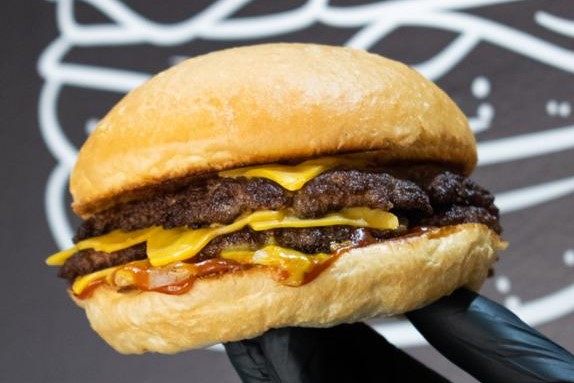 The Smash Club lanzó promos para festejar el Día del Amigo comiendo burgers